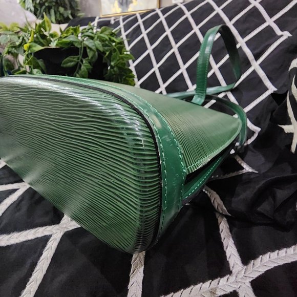 VV Good Used Condition Authentic Louis Vuitton Epi Leather Shoulder Bag - Picture 4 of 16